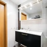 2-bedroom With Parking And Balcony Next To Old Town Apartamento