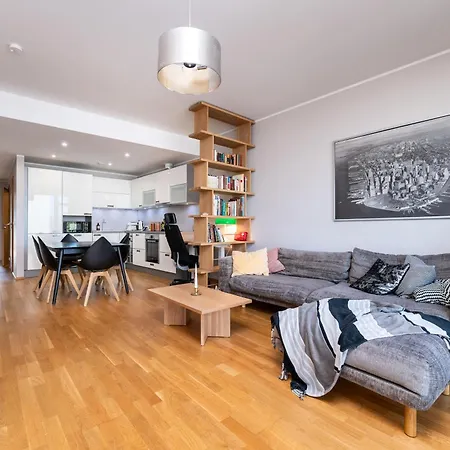 2-bedroom With Parking And Balcony Next To Old Town Lägenhet