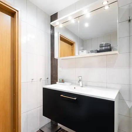 2-bedroom With Parking And Balcony Next To Old Town Apartamento