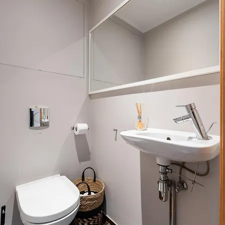Apartamento 2-bedroom With Parking And Balcony Next To Old Town