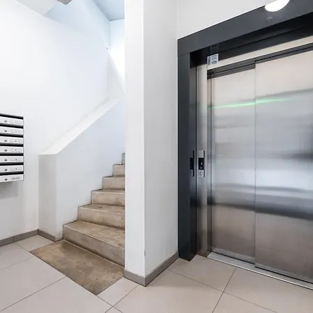 2-bedroom With Parking And Balcony Next To Old Town Lägenhet