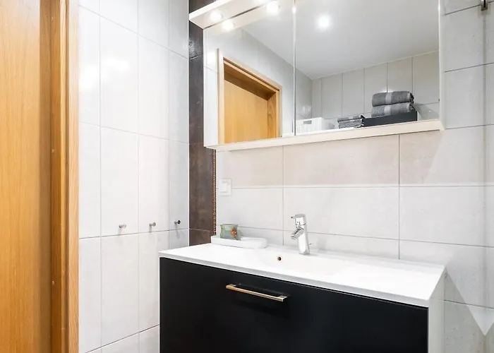 2-Bedroom Apartment With Parking And Balcony Next To Old Town Apartmán