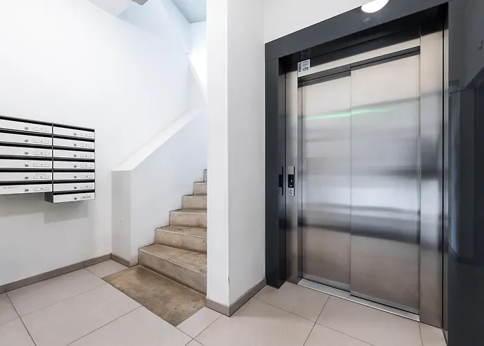 2-Bedroom Apartment With Parking And Balcony Next To Old Town Apartman